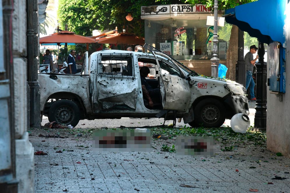 Zerstörtes Auto in Tunis: In der tunesischen Hauptstadt haben sich zwei Selbstmordattentäter in die Luft gesprengt.