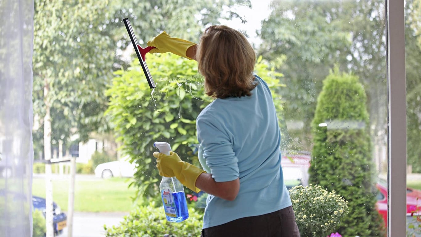 Frau beim Fensterputzen: Arbeit im Haushalt kann ein Vollzeitjob sein. (Symbolbild)