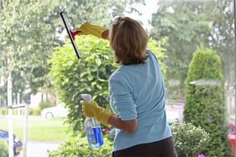 Frau beim Fensterputzen: Arbeit im Haushalt kann ein Vollzeitjob sein. (Symbolbild)