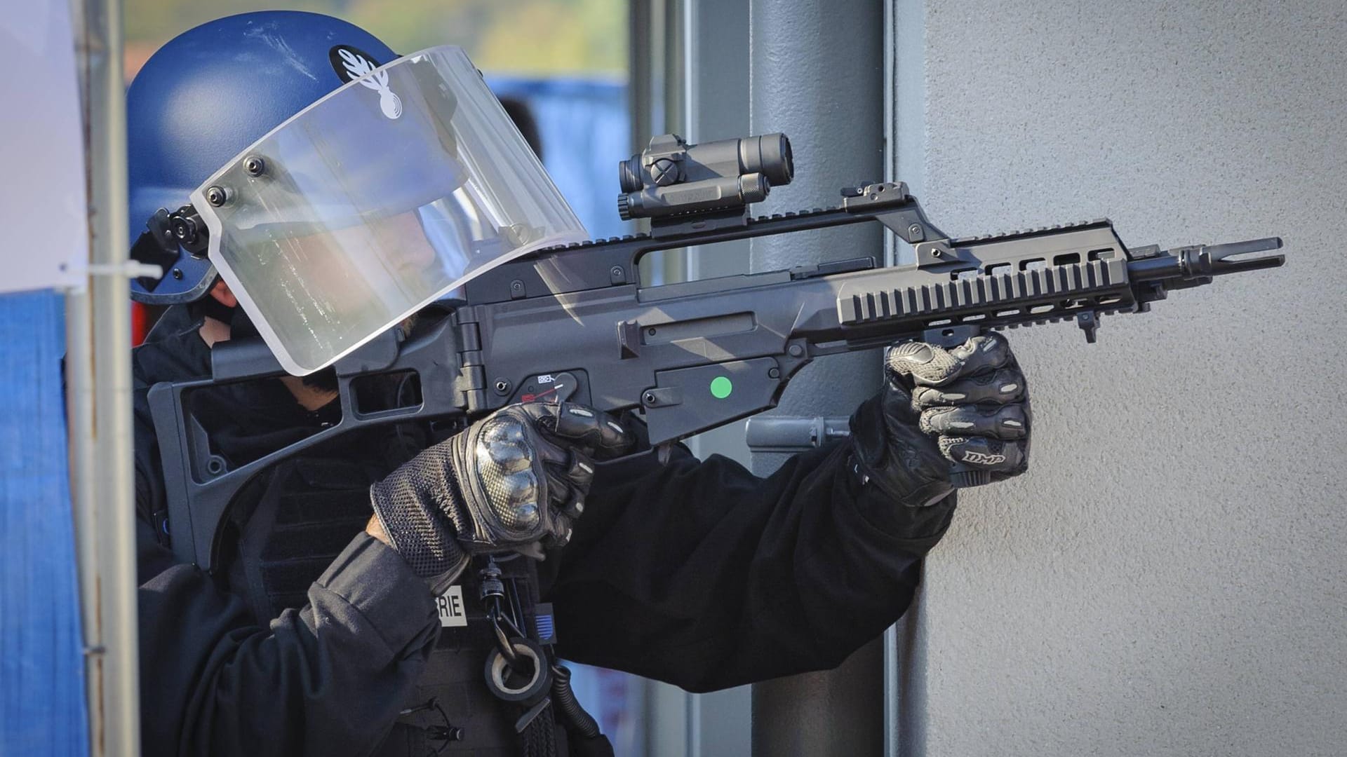 Anti-Terror-Übung der französischen Gendarmerie (Symbolbild): In Brest sind zwei Menschen durch Schüsse vor einer Moschee verletzt worden. Anti-Terror-Übung der französischen Gendarmerie (Symbolbild): In Brest sind zwei Menschen durch Schüsse vor einer Moschee verletzt worden.