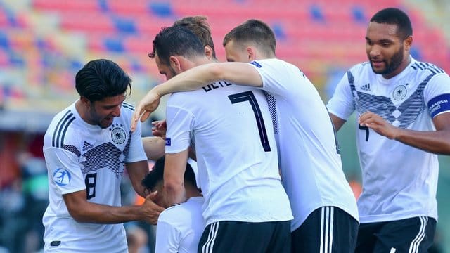 Stehen im Finale der EM: Die deutschen U21-Spieler jubeln.