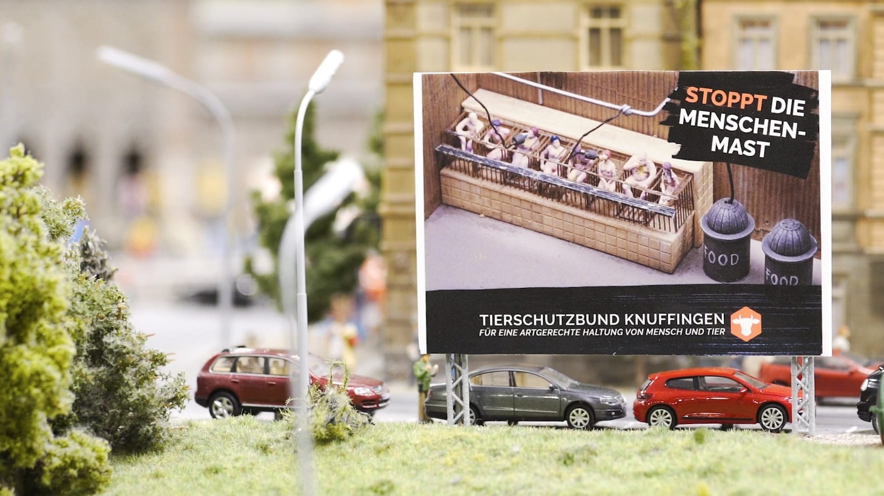 Mini-Plakate mit großer Wirkung: Das Miniatur Wunderland wirbt mit provozierenden Plakaten für mehr Tierschutz.