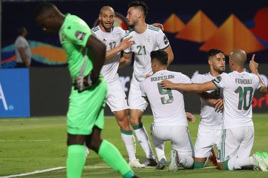 Algerien hat beim Afrika-Cup das Achtelfinale erreicht.