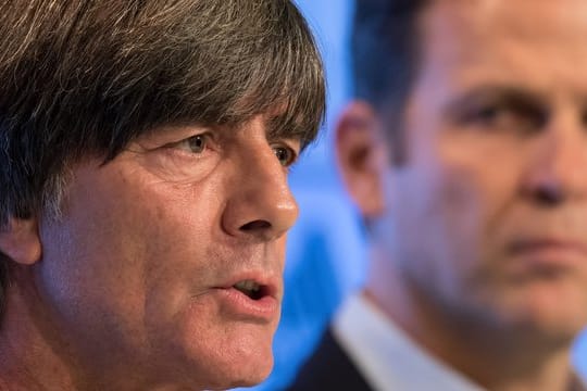 Gratulierten der deutschen U21 zum Finaleinzug: Bundestrainer Joachim Löw (l) und DFB-Direktor Oliver Bierhoff.