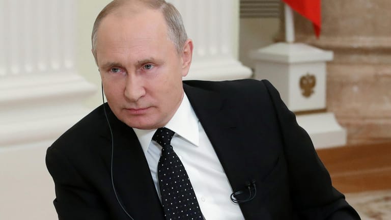 Russlands Präsident: Wladimir Putin hat bei einem Interview Angela Merkels Politik kritisiert.