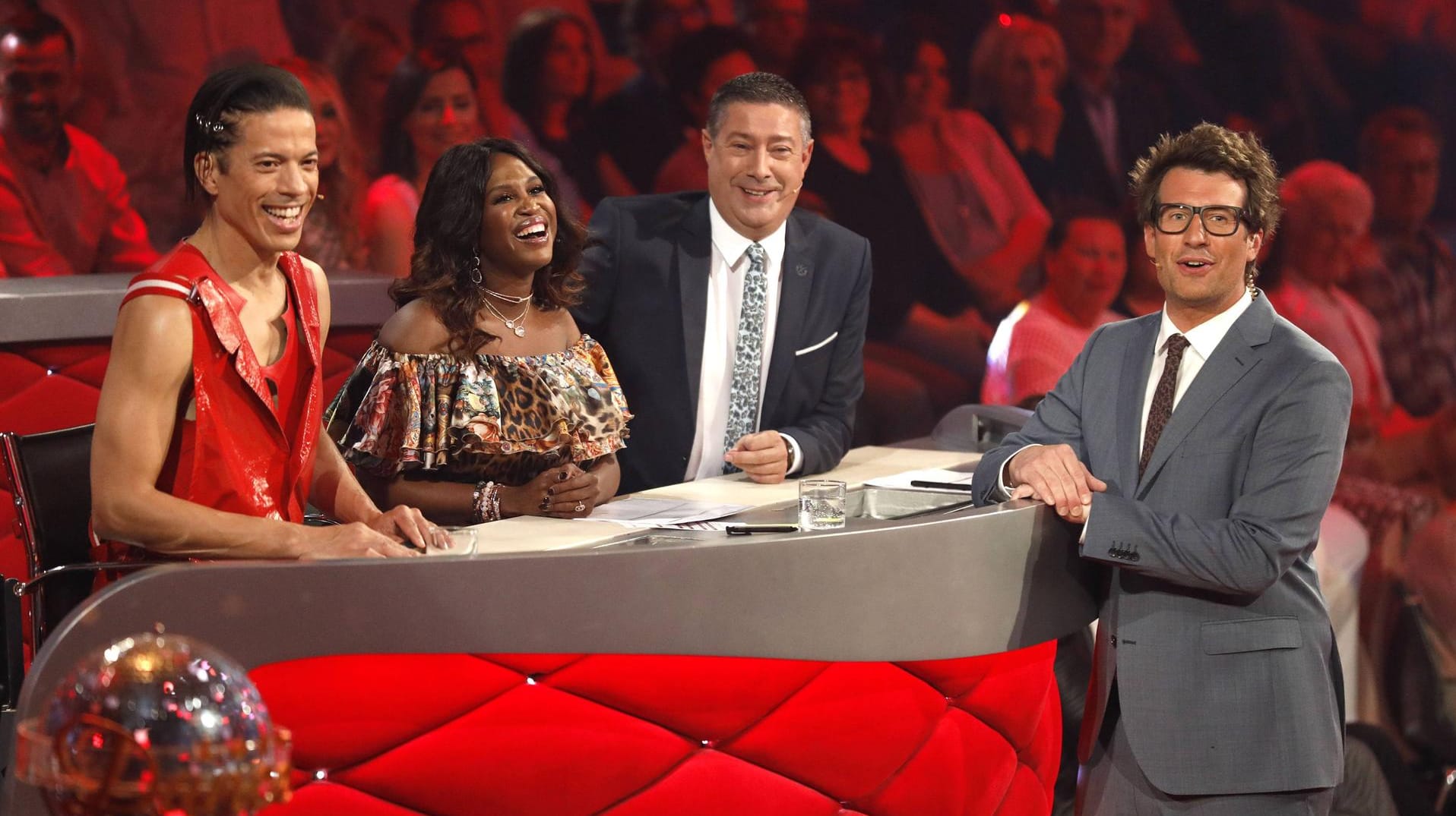 Jorge Gonzalez MotsiDie Stars von "Let's Dance": Jorge Gonzalez, Motsi Mabuse, Joachim Llambi und Daniel Hartwich. Mabuse Joachim Llambi und Daniel Hartwich in der 10 Live Show der 11 Staff