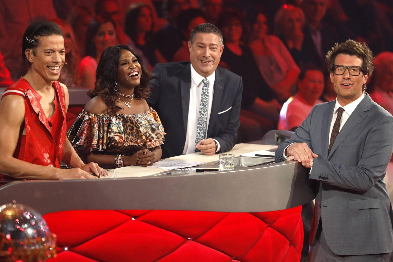 Jorge Gonzalez MotsiDie Stars von "Let's Dance": Jorge Gonzalez, Motsi Mabuse, Joachim Llambi und Daniel Hartwich. Mabuse Joachim Llambi und Daniel Hartwich in der 10 Live Show der 11 Staff