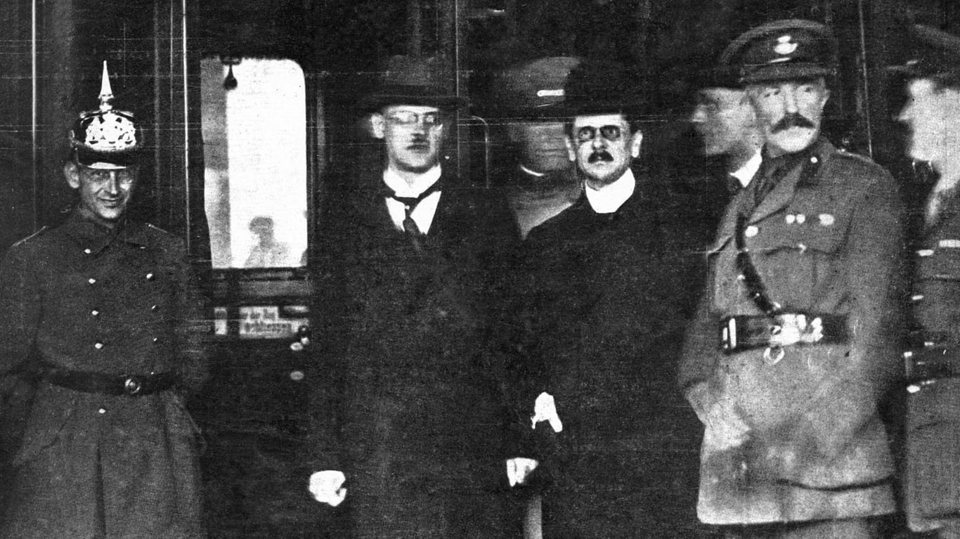 Deutsche Minister Bell und Müller bei der Abreise nach Versailles, um dort den Vertrag zu unterzeichnen.