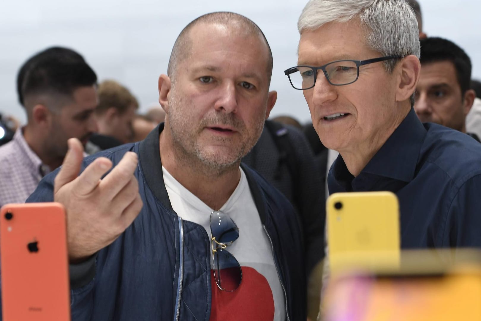 Jony Ive mit Apple-CEO Tim Cook: Der Designer gilt als treibende Kreativ-Kraft bei Apple.