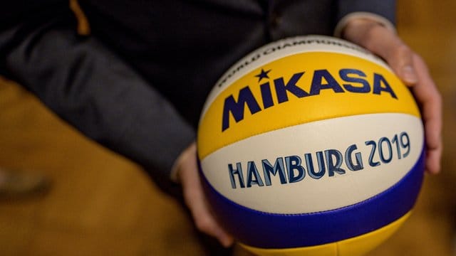 Hamburgs Erster Bürgermeister Peter Tschentscher hat die Beachvolleyball-WM 2019 eröffnet. Hamburgs Erster Bürgermeister Peter Tschentscher hat die Beachvolleyball-WM 2019 eröffnet.
