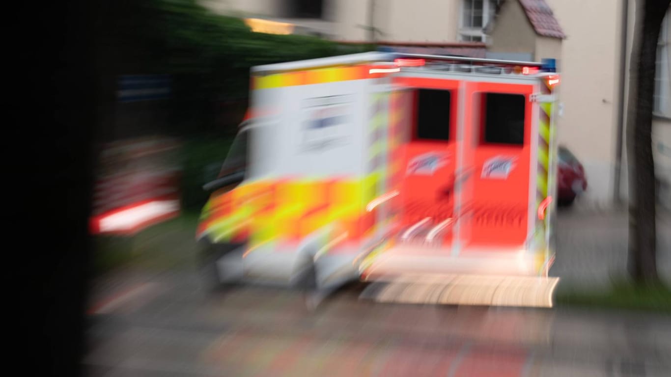 Rettungswagen im Einsatz: Bei einem Krankentransport ist ein Ambulanzfahrzeug verunglückt, drei Menschen wurden schwer verletzt. (Symbolfoto)