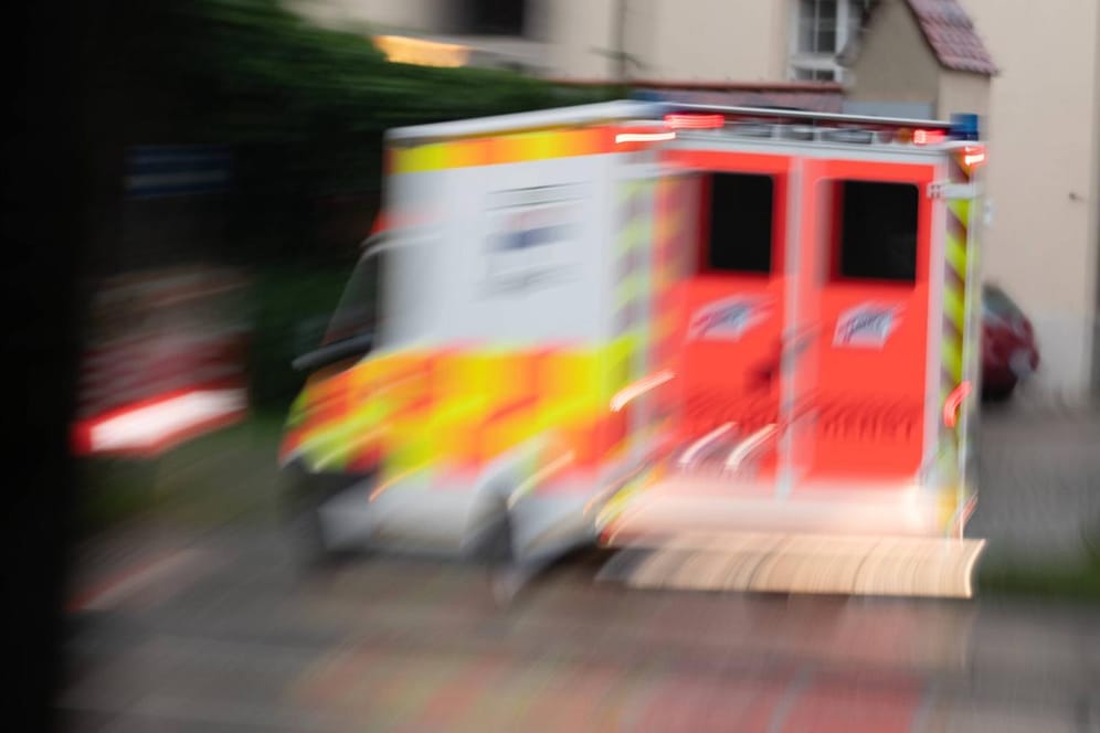 Rettungswagen im Einsatz: Bei einem Krankentransport ist ein Ambulanzfahrzeug verunglückt, drei Menschen wurden schwer verletzt. (Symbolfoto)
