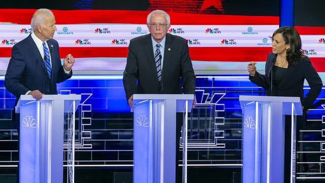 Die demokratischen Präsidentschaftsbewerber Kamala Harris (l-r), Bernie Sanders und Joe Biden liefern sich einen dramatischen Schlagabtausch. Die demokratischen Präsidentschaftsbewerber Kamala Harris (l-r), Bernie Sanders und Joe Biden liefern sich einen dramatischen Schlagabtausch.