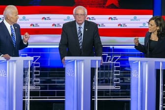 Die demokratischen Präsidentschaftsbewerber Kamala Harris (l-r), Bernie Sanders und Joe Biden liefern sich einen dramatischen Schlagabtausch.
