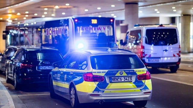 Bus am Düsseldorfer Flughafen nach Messerattacke