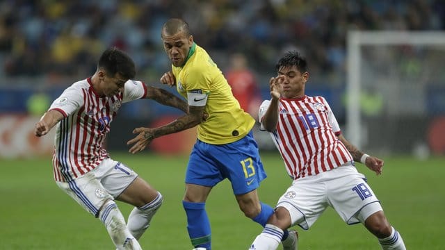 Die Brasilianer um Dani Alves (M. Die Brasilianer um Dani Alves (M.