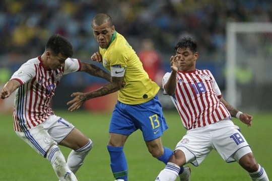 Die Brasilianer um Dani Alves (M.