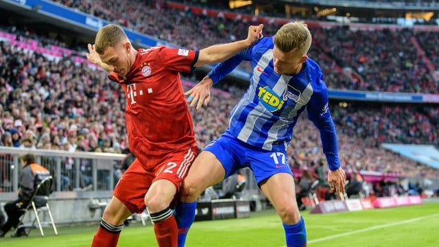 Bayern-Profi Joshua Kimmich (l) im Zweikampf mit Maximilian Mittelstädt von Hertha BSC. Bayern-Profi Joshua Kimmich (l) im Zweikampf mit Maximilian Mittelstädt von Hertha BSC.