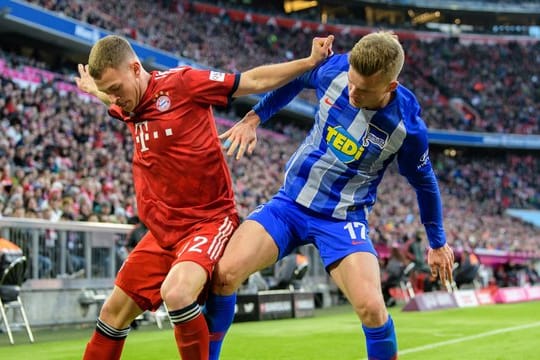 Bayern-Profi Joshua Kimmich (l) im Zweikampf mit Maximilian Mittelstädt von Hertha BSC.