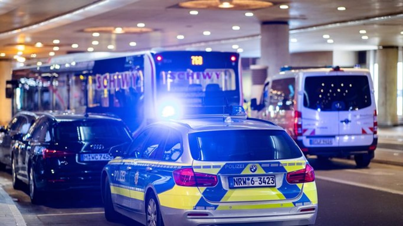 Polizisten am Tatort am Düsseldorfer Flughafen.