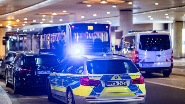 Polizisten am Tatort am Düsseldorfer Flughafen.