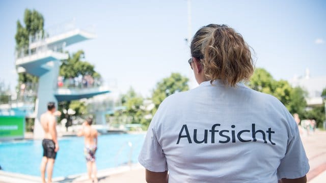 Eine Badeaufsicht im Inselbad in Stuttgart-Untertürkheim: Dank schnell reagierender Bademeister konnte ein der sexuellen Belästigung Verdächtiger der Polizei übergeben werden. Eine Badeaufsicht im Inselbad in Stuttgart-Untertürkheim: Dank schnell reagierender Bademeister konnte ein der sexuellen Belästigung Verdächtiger der Polizei übergeben werden.