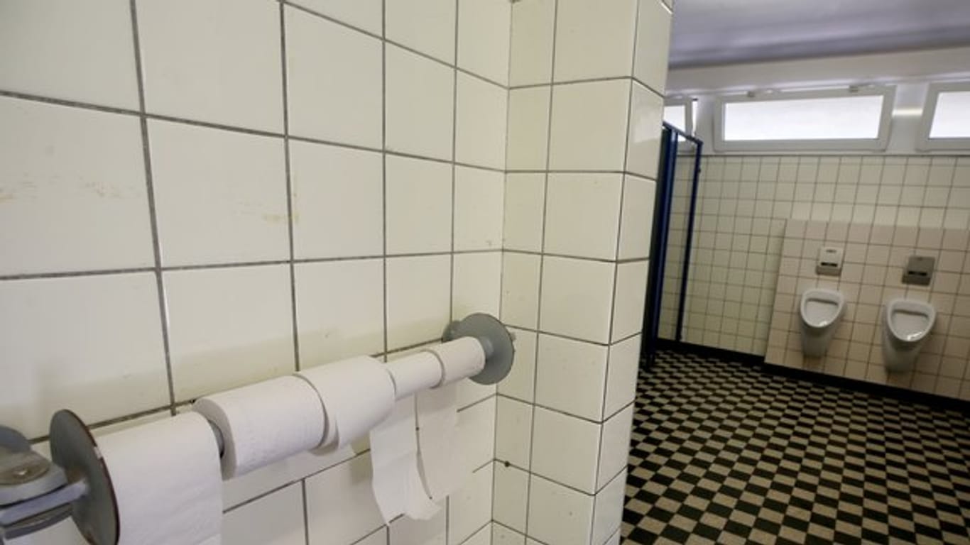 Die Toilette verstopft, das Urinal überlaufen, der Klorollenhalter leer - ganz normale Zustände auf Schultoiletten bundesweit.