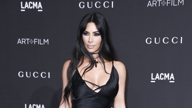 Kim Kardashian West hält unbeirrt an ihrer Modelinie fest. Kim Kardashian West hält unbeirrt an ihrer Modelinie fest.