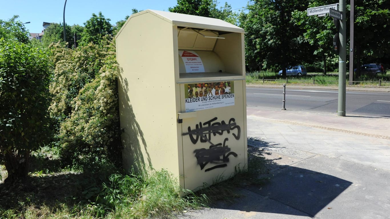 Ein Altkleidercontainer: Ein Mann in Braunschweig ist bei einem Unfall ums Leben gekommen. (Symbolbild)