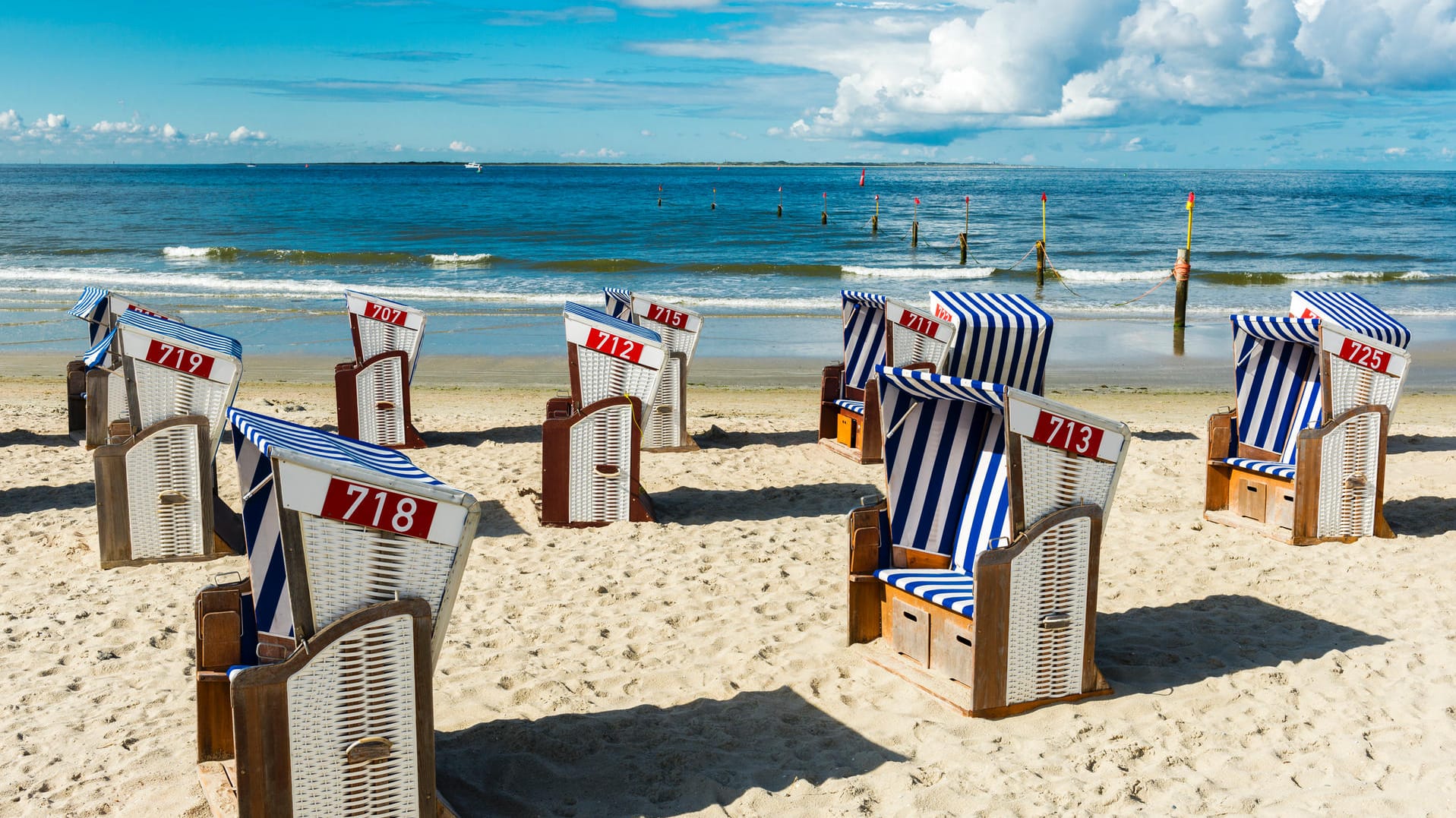 Strandkörbe auf der Insel Norderney: Auf der zweitgrößten ostfriesischen Insel gibt es Action – aber auch Erholung.