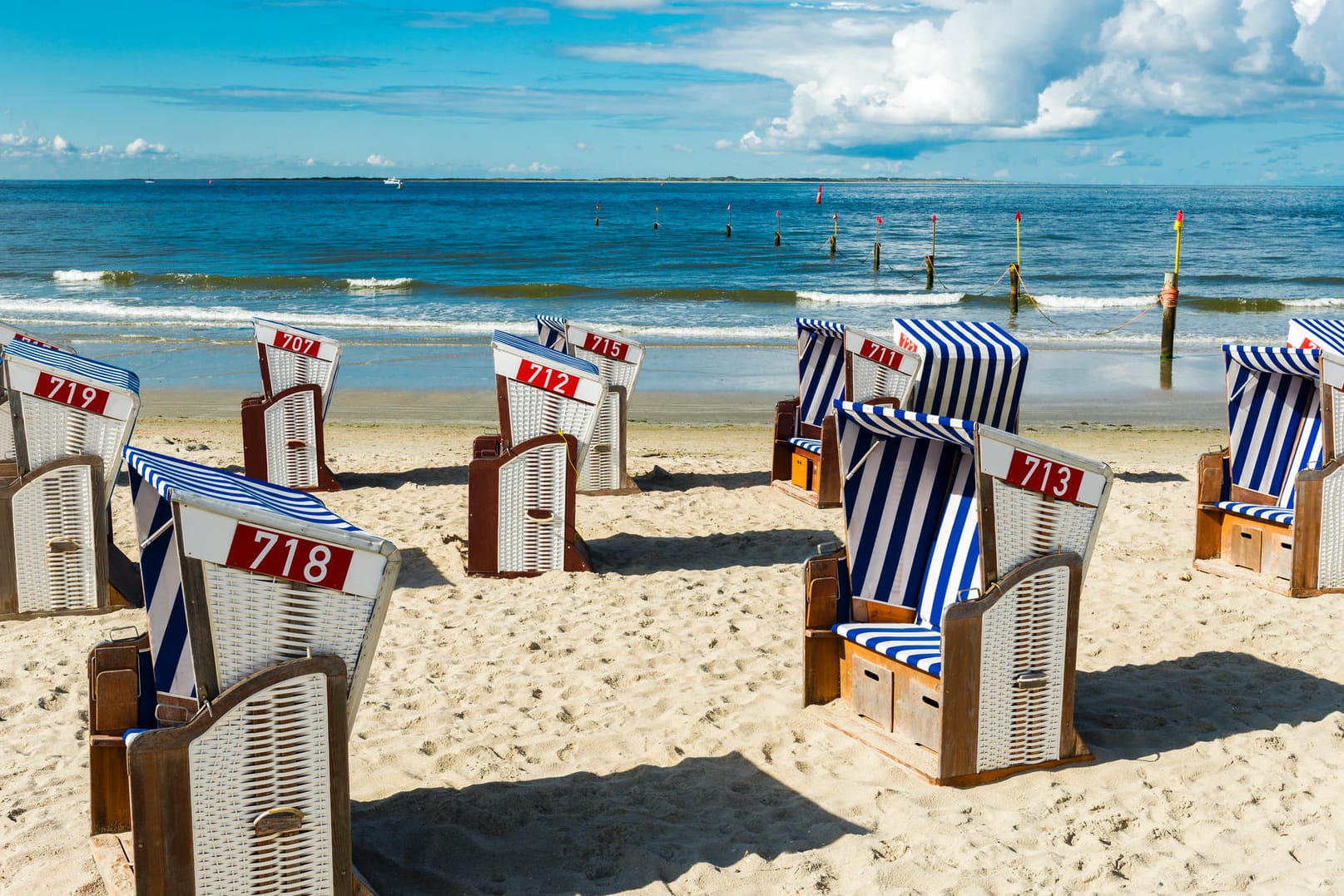 Strandkörbe auf der Insel Norderney: Auf der zweitgrößten ostfriesischen Insel gibt es Action – aber auch Erholung.