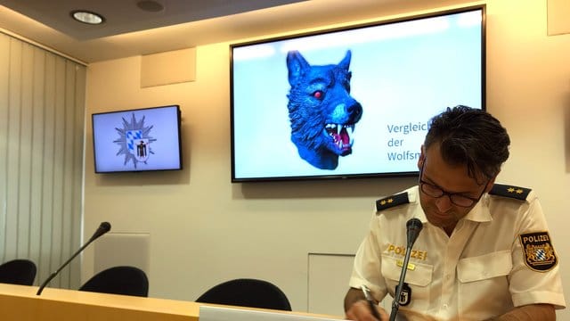 Polizeisprecher Marcus da Gloria Martins zeigt ein Vergleichsbild einer Wolfsmaske.