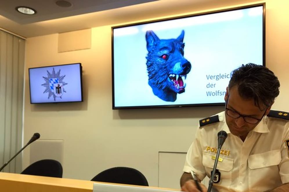 Polizeisprecher Marcus da Gloria Martins zeigt ein Vergleichsbild einer Wolfsmaske.