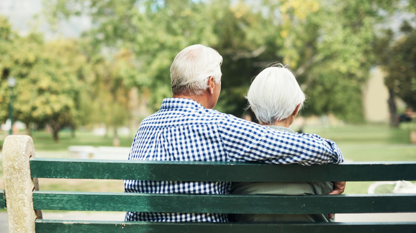 Senioren auf einer Parkbank: Zum Monatswechsel erhalten Rentner in Deutschland eine erhöhte Rente.