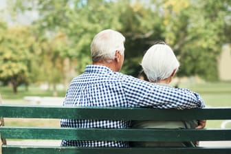 Senioren auf einer Parkbank: Zum Monatswechsel erhalten Rentner in Deutschland eine erhöhte Rente.