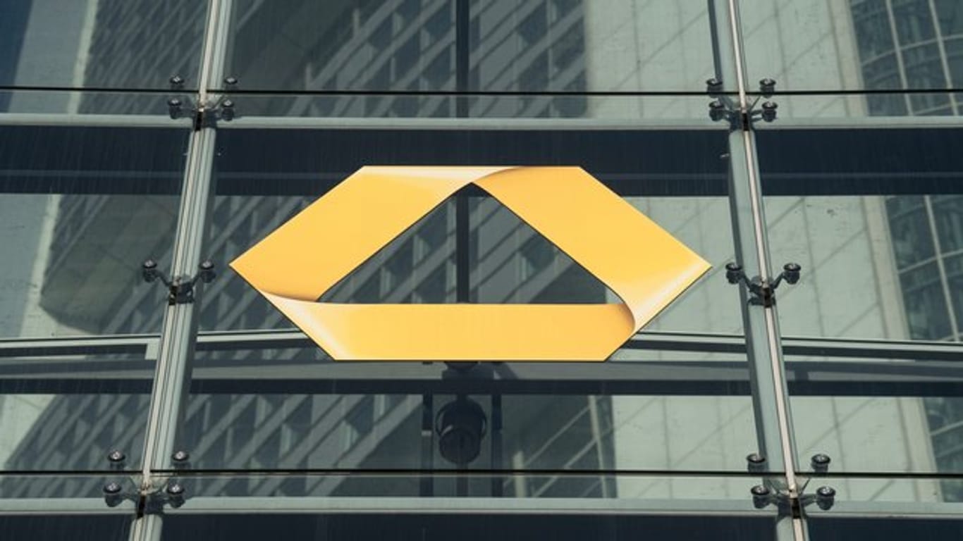 Das Logo der Commerzbank an einem Gebäude