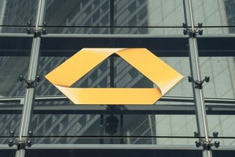 Das Logo der Commerzbank an einem Gebäude