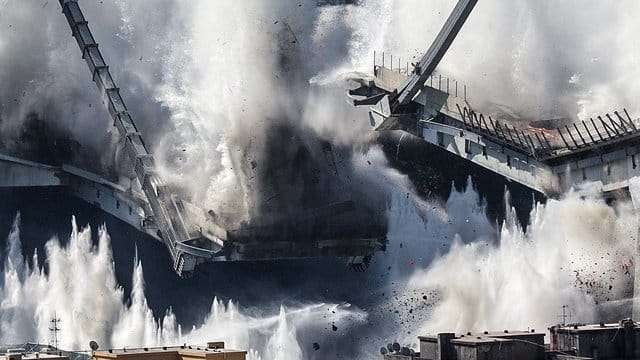 In einer gigantischen Staubwolke sacken die restlichen Pfeiler der Morandi-Brücke in Genua bei einer geplanten Explosion in sich zusammen. In einer gigantischen Staubwolke sacken die restlichen Pfeiler der Morandi-Brücke in Genua bei einer geplanten Explosion in sich zusammen.