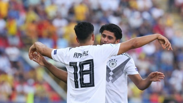 Deutschland - Rumänien: Nadiem Amiri (l) jubelt mit Mahmoud Dahoud nach seinem Tor.