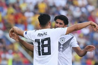 Deutschland - Rumänien: Nadiem Amiri (l) jubelt mit Mahmoud Dahoud nach seinem Tor.