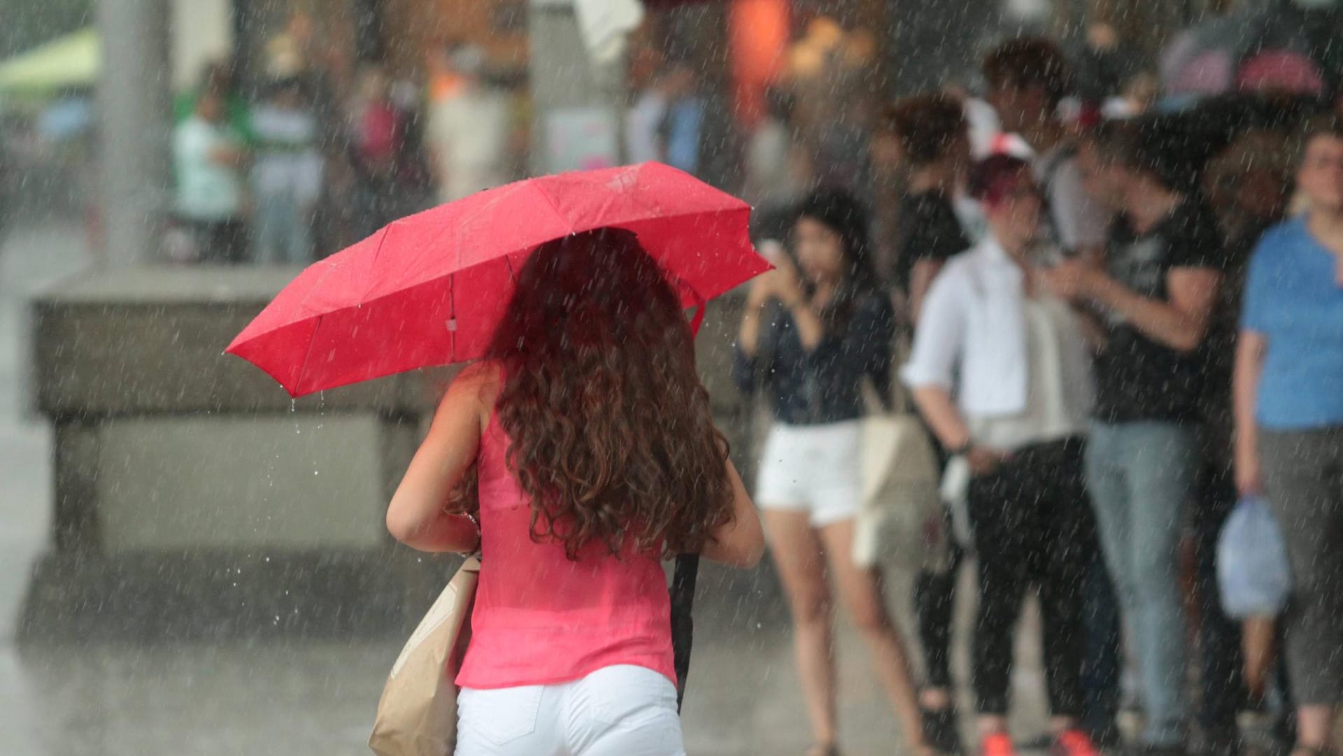 Am Wochenende klettern die Temperaturen auf an die 40 Grad. Dann wird es kühler. Doch vorher muss im Süden und Osten mit Unwetter mit Unwettern gerechnet werden.