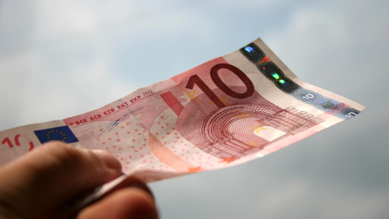 10-Euro-Schein: Das Kindergeld erhöht sich; Eltern erhalten ab Juli 10 Euro mehr im Monat.