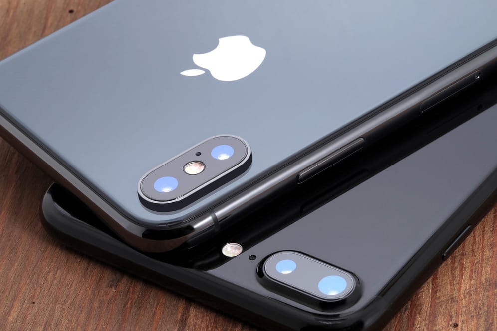 Zwei iPhones (Symbolbild): Apple droht eine Vertragsstrafe, weil der Konzern nicht genügend OLED-Displays von Samsung abgenommen hat.