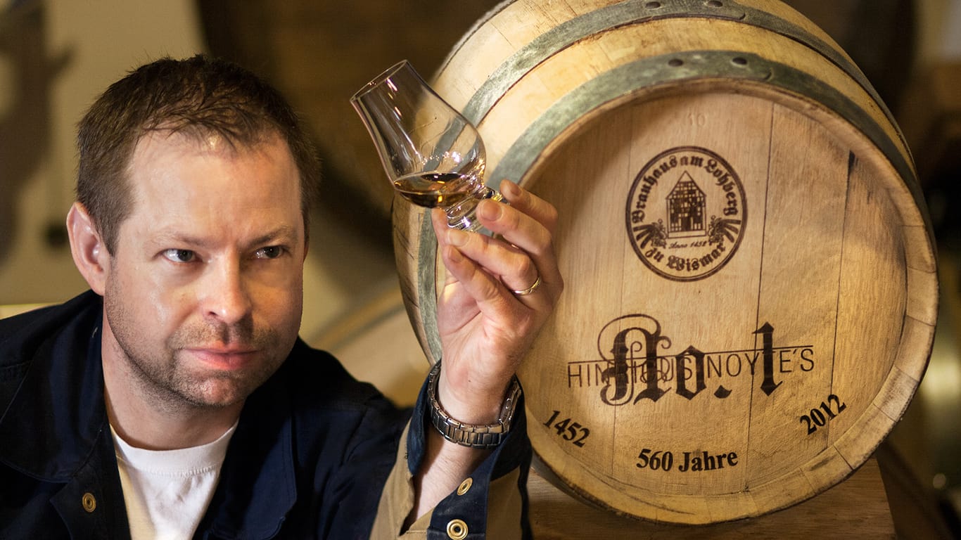 Braumeister Stefan Beck begutachtet einen Whisky: Die Brennerei Hinricus Noyte's stellt Single-Malt-Whisky mit Torfaromen her und produziert verschiedene Geiste.