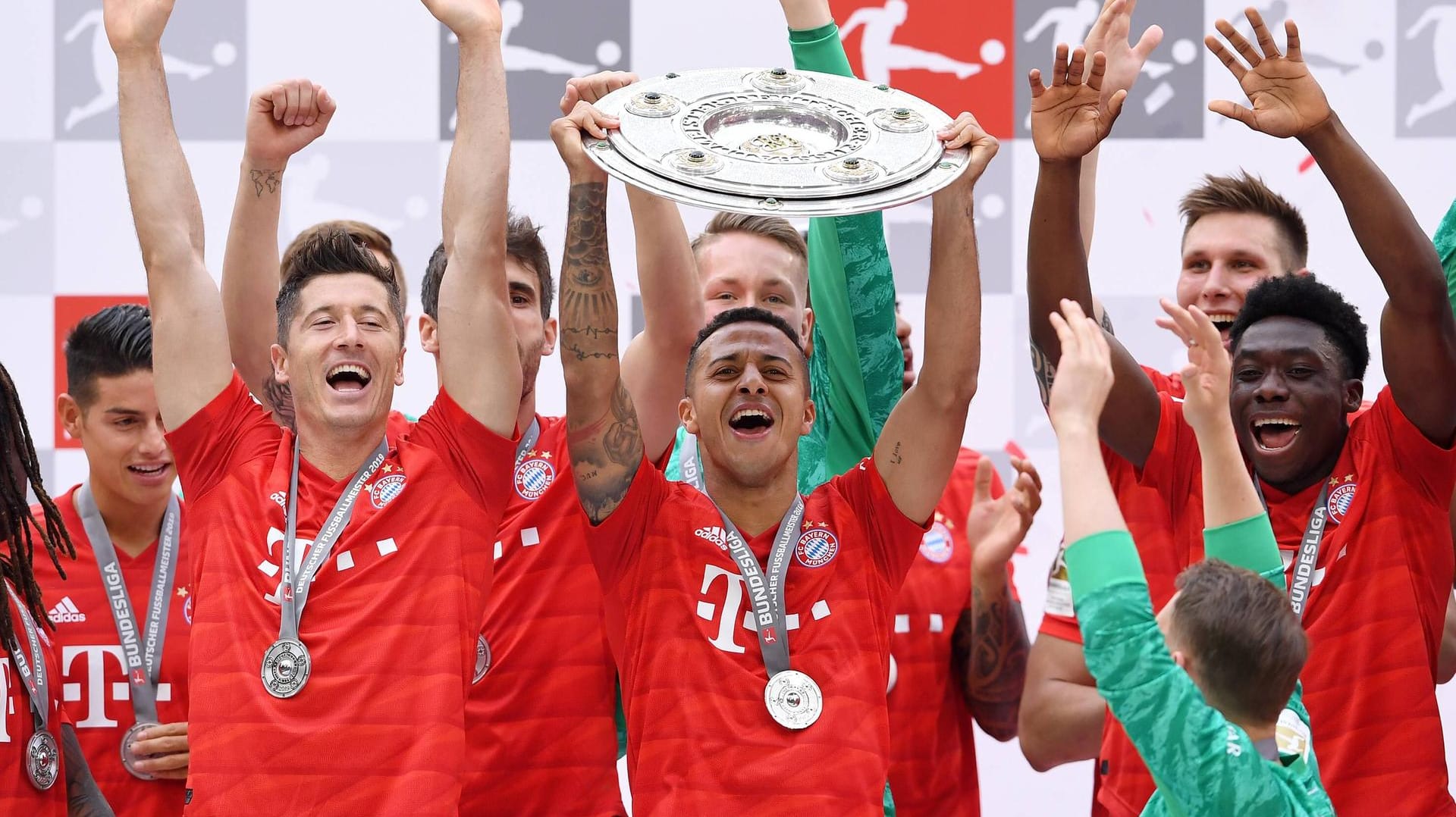 Thiago reckt die Schale in die Höhe: Der FC Bayern will sich erneut den Meistertitel sichern.