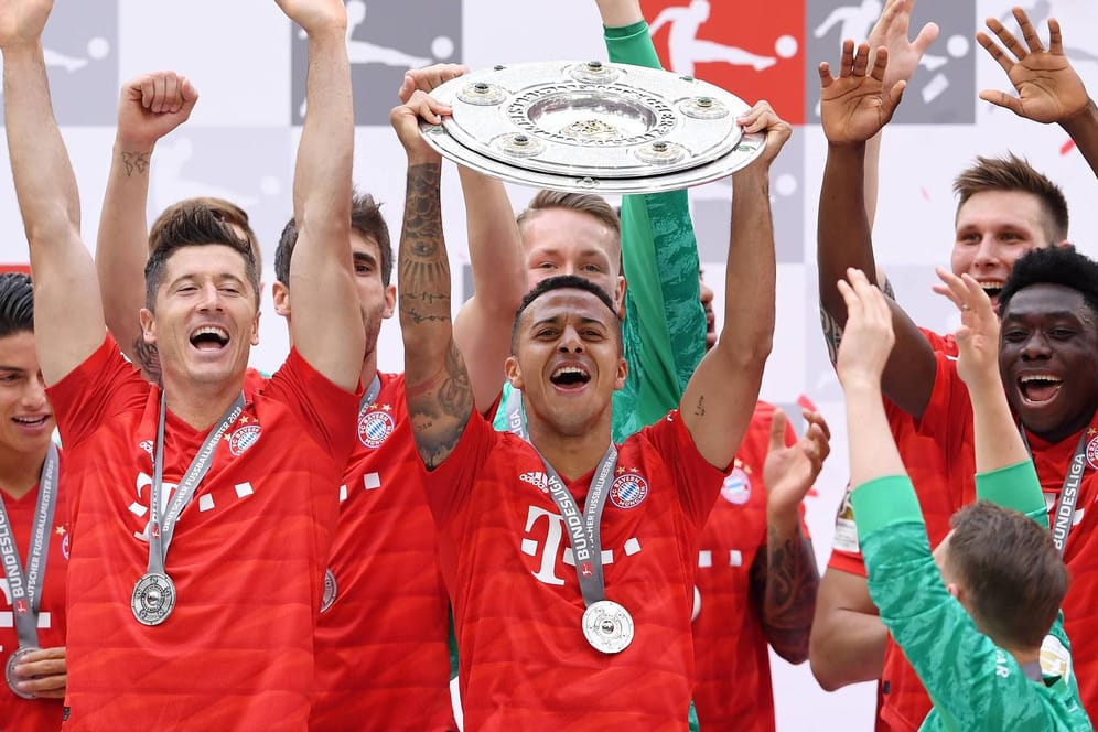 Thiago reckt die Schale in die Höhe: Der FC Bayern will sich erneut den Meistertitel sichern.