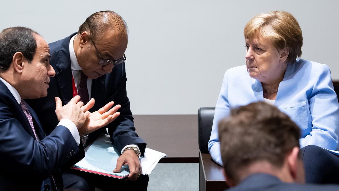 Angela Merkel trifft am Rande des G20-Gipfel in Japan Ägyptens Präsidenten Abdel Fattah al-Sisi (links): Der Terminplan der Kanzlerin ist eng getaktet.