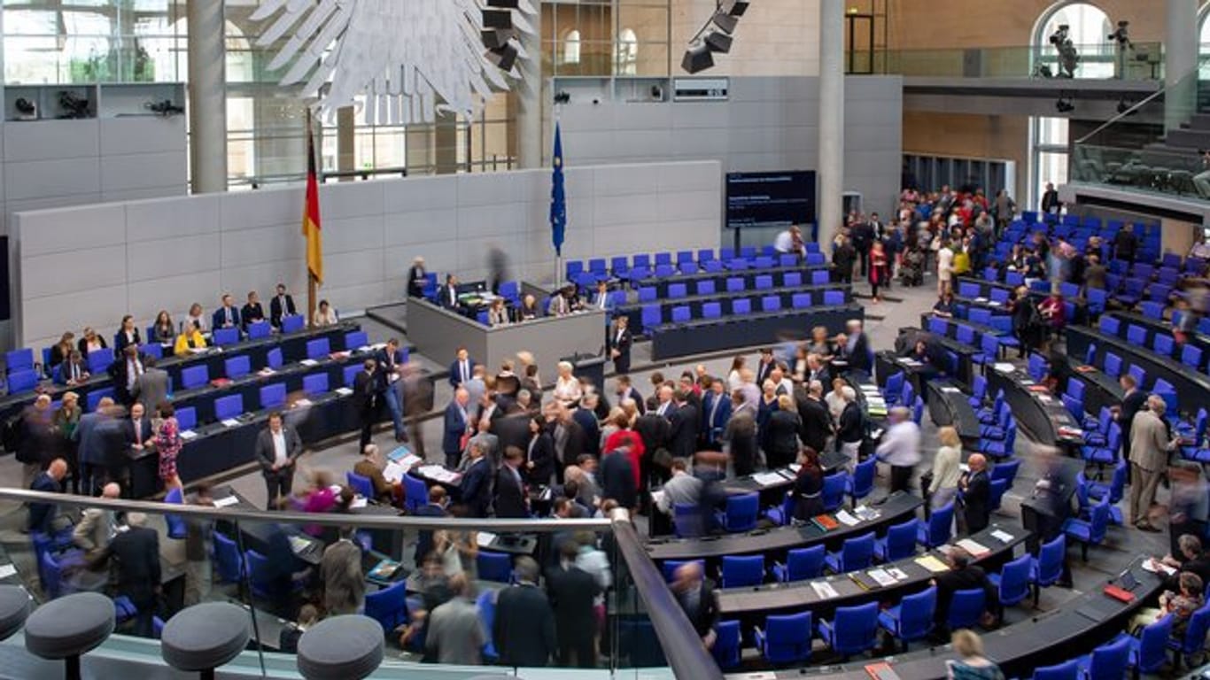 Abgeordnete stimmen im Bundestag zum Bundeswehreinsatz im Libanon ab.