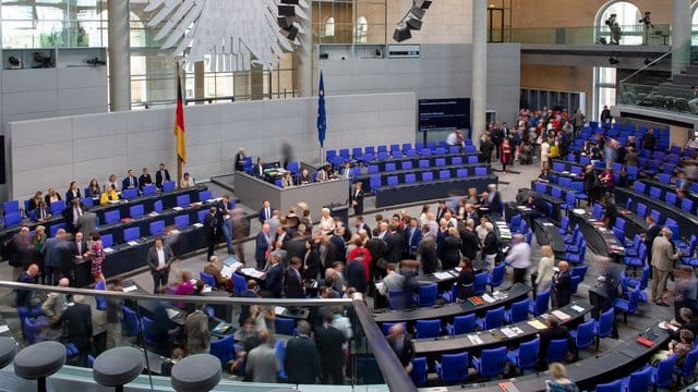 Abgeordnete stimmen im Bundestag zum Bundeswehreinsatz im Libanon ab.