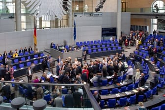 Abgeordnete stimmen im Bundestag zum Bundeswehreinsatz im Libanon ab.